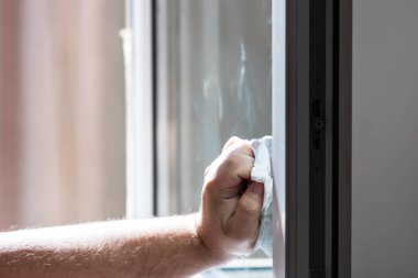 Camları kağıt havlularla silen adam, temizlik hizmeti konsepti. Ev işleri ve ev idaresi kavramı