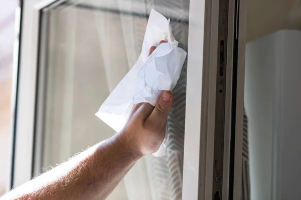 Man Torka Fönster Med Pappershanddukar Rengöringstjänster Koncept Hushållsarbete Och Hushållskoncept — Stockfoto