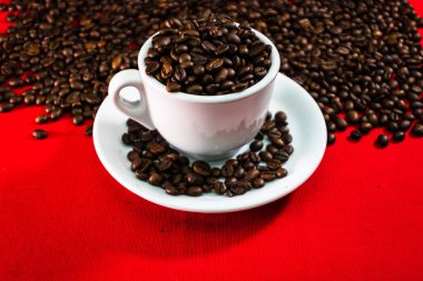 Kahve fincanı, kızarmış fasulye ve kahve çekirdekleri. Üst manzara, kahve konsepti.