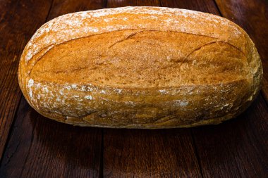 Tahtada taze pişmiş ekmek. Ev yapımı ekmek.