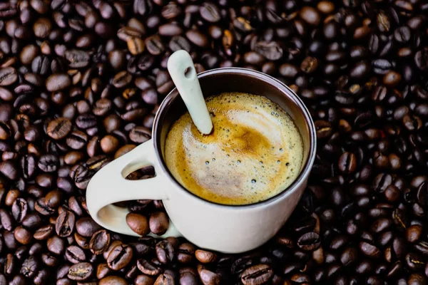 Taza Café Con Granos Café Tostados Sobre Fondo Rojo Concepto — Foto de Stock