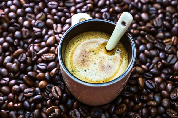 Xícara Café Com Grãos Café Torrados Fundo Vermelho Conceito Café — Fotografia de Stock