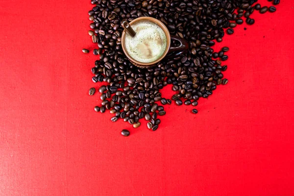 Kaffeebecher Geröstete Kaffeebohnen Auf Rotem Hintergrund Draufsicht Kopierplatz Für Text — Stockfoto