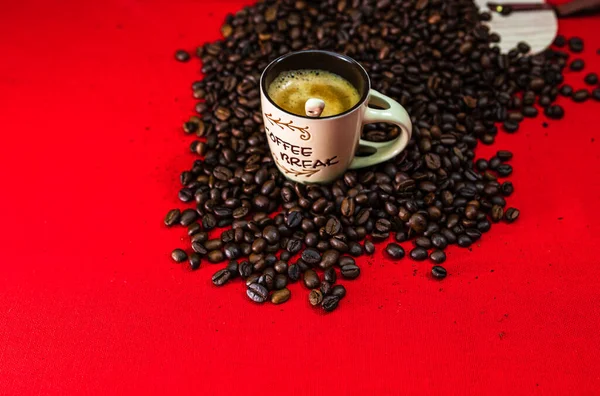 Чашка Кофе Жареные Кофейные Зерна Красном Фоне Вид Сверху Пространство — стоковое фото