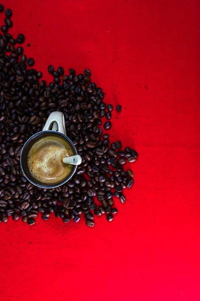 Чашка Кофе Жареные Кофейные Зерна Красном Фоне Вид Сверху Пространство — стоковое фото