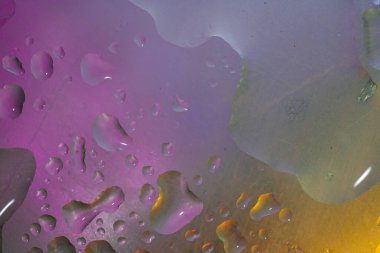 Renkli yüzeyde su damlaları olan soyut renkli arkaplan ya da arkaplan. Soyut arkaplan kavramı