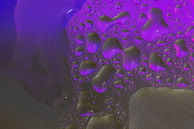 Renkli yüzeyde su damlaları olan soyut renkli arkaplan ya da arkaplan. Soyut arkaplan kavramı