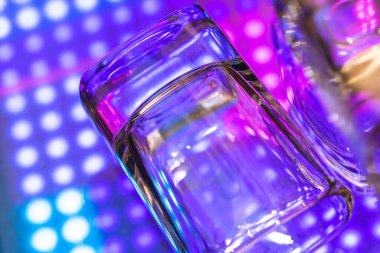 Soyut su renkli yüzeye düşer. Cam kapaklı soyut arkaplan kavramı