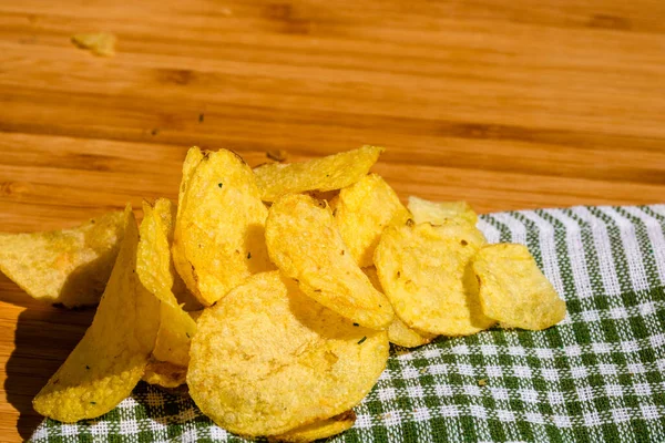 Detail Crispy Potato Chips Napkin Wooden Table Salted Potato Chips — Stock Photo, Image