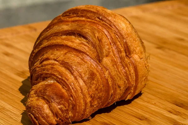 Detail Čerstvého Croissantu Dřevěném Stole Jídlo Snídaně Close Fotografie Francouzského — Stock fotografie