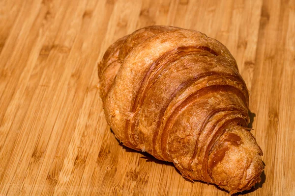 Detail Eines Frischen Croissants Auf Einem Holztisch Essen Und Frühstück — Stockfoto