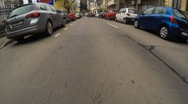 Coronavirüs salgınının yol açtığı değişimler ve komplikasyonlar kalabalığın olmadığı bir dünya, virüs sokakları boşaltıyor. Bükreş, Romanya, 2020 'de trafik sıkışıklığı, kirlilik yok, sokaklar bomboş.