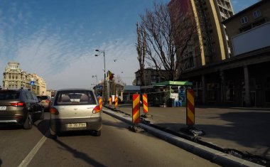 Coronavirüs salgınının yol açtığı değişimler ve komplikasyonlar kalabalığın olmadığı bir dünya, virüs sokakları boşaltıyor. Bükreş, Romanya, 2020 'de trafik sıkışıklığı, kirlilik yok, sokaklar bomboş.