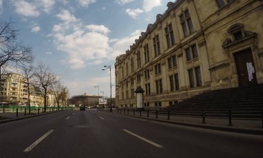 Coronavirüs salgınının yol açtığı değişimler ve komplikasyonlar kalabalığın olmadığı bir dünya, virüs sokakları boşaltıyor. Bükreş, Romanya, 2020 'de trafik sıkışıklığı, kirlilik yok, sokaklar bomboş.