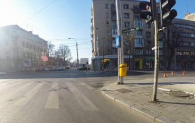 Coronavirüs salgınının yol açtığı değişimler ve komplikasyonlar kalabalığın olmadığı bir dünya, virüs sokakları boşaltıyor. Bükreş, Romanya, 2020 'de trafik sıkışıklığı, kirlilik yok, sokaklar bomboş.