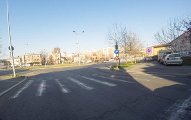 Coronavirüs salgınının yol açtığı değişimler ve komplikasyonlar kalabalığın olmadığı bir dünya, virüs sokakları boşaltıyor. Bükreş, Romanya, 2020 'de trafik sıkışıklığı, kirlilik yok, sokaklar bomboş.
