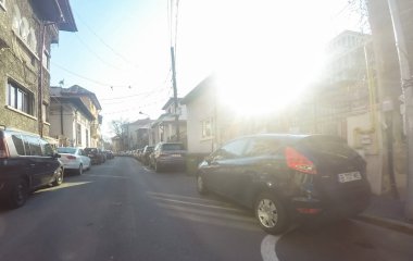 Coronavirüs salgınının yol açtığı değişimler ve komplikasyonlar kalabalığın olmadığı bir dünya, virüs sokakları boşaltıyor. Bükreş, Romanya, 2020 'de trafik sıkışıklığı, kirlilik yok, sokaklar bomboş.