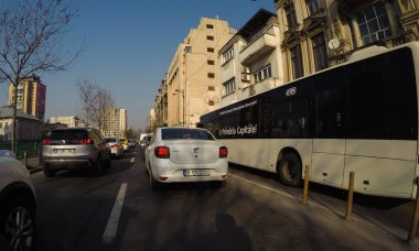 Coronavirüs salgınının yol açtığı değişimler ve komplikasyonlar kalabalığın olmadığı bir dünya, virüs sokakları boşaltıyor. Bükreş, Romanya, 2020 'de trafik sıkışıklığı, kirlilik yok, sokaklar bomboş.