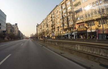 Coronavirüs salgınının yol açtığı değişimler ve komplikasyonlar kalabalığın olmadığı bir dünya, virüs sokakları boşaltıyor. Bükreş, Romanya, 2020 'de trafik sıkışıklığı, kirlilik yok, sokaklar bomboş.