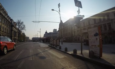Coronavirüs salgınının yol açtığı değişimler ve komplikasyonlar kalabalığın olmadığı bir dünya, virüs sokakları boşaltıyor. Bükreş, Romanya, 2020 'de trafik sıkışıklığı, kirlilik yok, sokaklar bomboş.