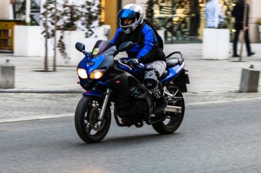 Trafiğin en yoğun olduğu saatte motorsikletli işçiler ve banliyö çalışanları. Bükreş, Romanya 'da trafik, 2020