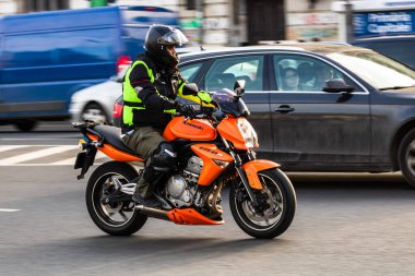Trafiğin en yoğun olduğu saatte motorsikletli işçiler ve banliyö çalışanları. Bükreş, Romanya 'da trafik, 2020