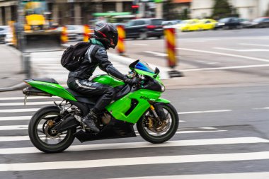 Trafiğin en yoğun olduğu saatte motorsikletli işçiler ve banliyö çalışanları. Bükreş, Romanya 'da trafik, 2020