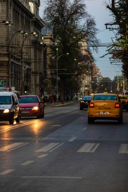 Trafikte araba, modern şehir taksi servisi. Taksi durağına park etmiş taksi arabaları. Romanya 'nın başkenti Bükreş' te sabah ve akşam araba kirliliği, trafik sıkışıklığı