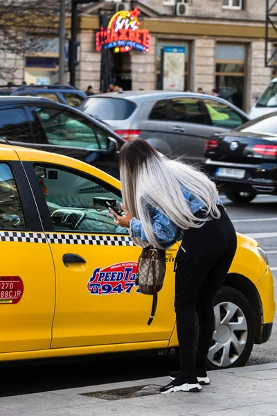 Девушка Спрашивает Водителя Такси Возможность Прокатиться Такси Припарковано Стоянке Такси — стоковое фото