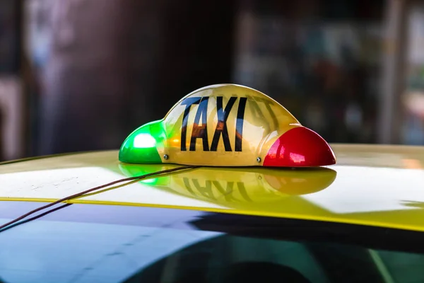 Romanya Nın Bükreş Kentindeki Sarı Taksi Arabasındaki Taksi Işaretinin Ayrıntıları — Stok fotoğraf