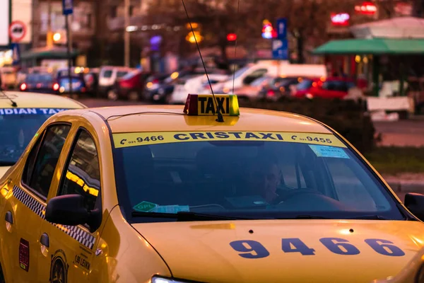 Autó Forgalomban Modern Városi Taxi Szolgáltatás Taxik Parkoltak Taxiállomásnál Autószennyezés — Stock Fotó