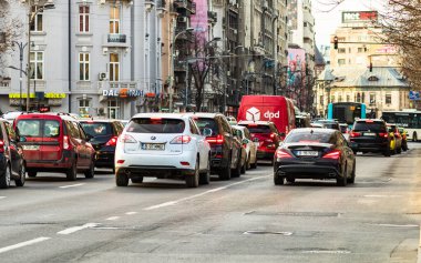 Şehrin şehir merkezinde trafik sıkışıklığında araba trafiği. Romanya 'nın başkenti Bükreş' te sabah ve akşam araba kirliliği, trafik sıkışıklığı