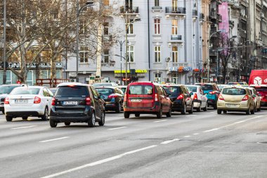 Şehrin şehir merkezinde trafik sıkışıklığında araba trafiği. Romanya 'nın başkenti Bükreş' te sabah ve akşam araba kirliliği, trafik sıkışıklığı