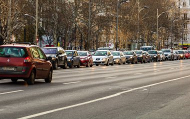 Şehrin şehir merkezinde trafik sıkışıklığında araba trafiği. Romanya 'nın başkenti Bükreş' te sabah ve akşam araba kirliliği, trafik sıkışıklığı