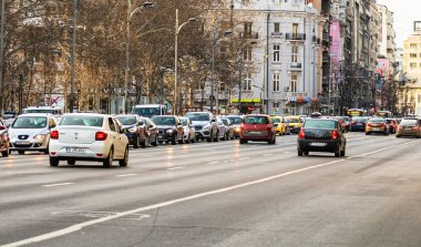 Şehrin şehir merkezinde trafik sıkışıklığında araba trafiği. Romanya 'nın başkenti Bükreş' te sabah ve akşam araba kirliliği, trafik sıkışıklığı