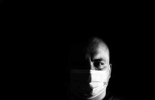Foto Van Zieke Jongeman Met Medisch Beschermend Gezichtsmasker Illustreert Pandemische — Stockfoto