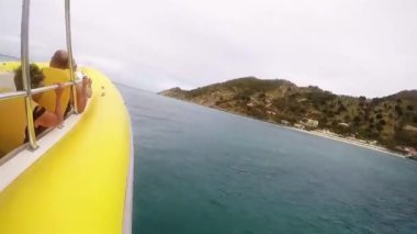 İnsanlar St. Marteen Adası 'nda sürat teknesiyle kostüm turunda eğleniyor..