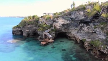 Bermuda, Hamilton 'daki Deep Bay Sahili' nde turkuaz ve sakin sularla çevrili güzel uçurumların manzarası.