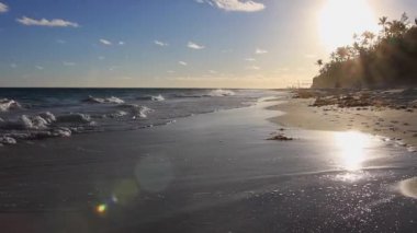 Sahilde güzel güneş ışığı ve Bermuda 'da dalgalar, Hamilton, Horse Shoe Bay.