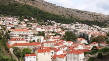 Hırvatistan 'ın Dubrovnik kentinde kırmızı çatıları ve St. Lawrence Kalesi (Fort Lovrjenac) bulunan geleneksel evler.