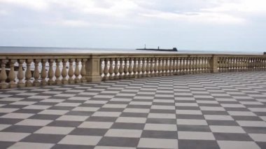 Mascagni Terası, sahil boyunca asfalt ve kareli teras. Livorno İtalya 'daki satranç tahtası gibi siyah beyaz zemin..