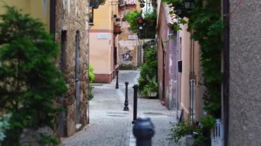 İtalya, Olbia 'da sessiz ve boş bir cadde.