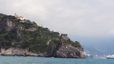 İtalya, Amalfi Sahili 'nde yelken açan uzak yolcu gemisi..