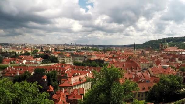 Υψηλή Γωνία Άποψη Των Παραδοσιακών Σπιτιών Κόκκινες Στέγες Στην Πράγα — Αρχείο Βίντεο
