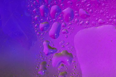 Renkli yüzeyde su damlaları olan soyut renkli arkaplan ya da arkaplan. Soyut arkaplan kavramı