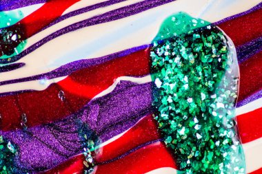 Su yüzeyinde yağ damlaları ve dalgaları olan soyut renkli arkaplan. Soyut arkaplan kavramı