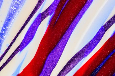 Su yüzeyinde yağ damlaları ve dalgaları olan soyut renkli arkaplan. Soyut arkaplan kavramı