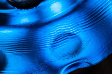 Su yüzeyinde yağ damlaları ve dalgaları olan soyut renkli arkaplan. Soyut arkaplan kavramı