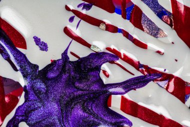 Su yüzeyinde yağ damlaları ve dalgaları olan soyut renkli arkaplan. Soyut arkaplan kavramı