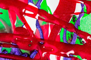 Su yüzeyinde yağ damlaları ve dalgaları olan soyut renkli arkaplan. Soyut arkaplan kavramı